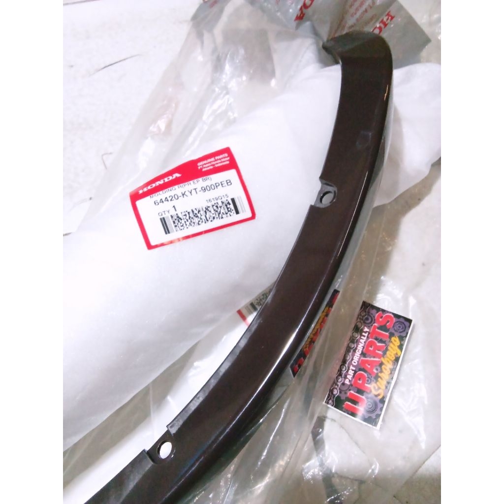 64420 KYT 900PEB MOULDING LIST BODY DEPAN SCOOPY KARBU KANAN COKLAT ORIGINAL AHM