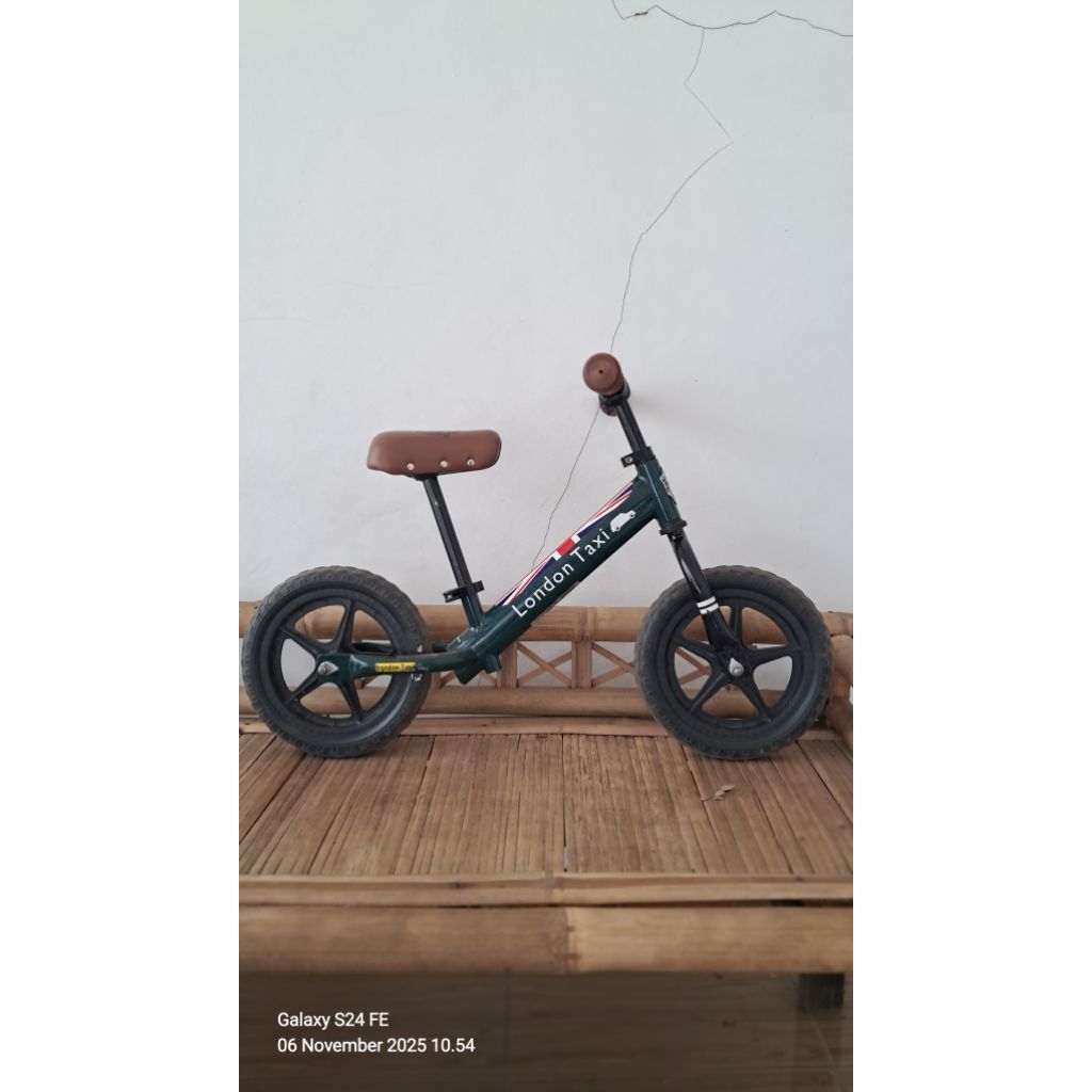 Sepeda Anak London Taxi / Balance Bike Lonfon Taxi (bekas)