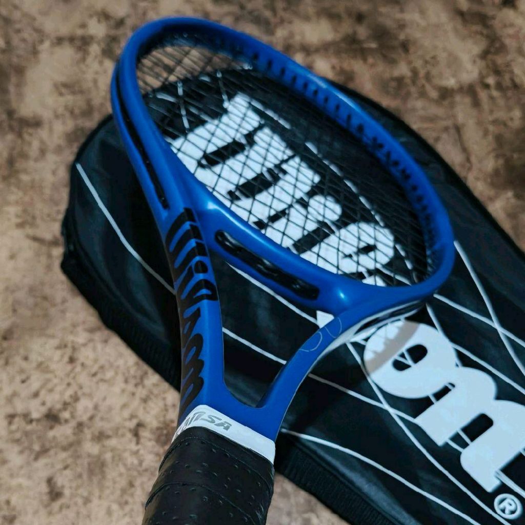 RAKET TENIS LAPANGAN PROSETAFF 97SIAP PAKAI PLUS TAS DAN GRIP