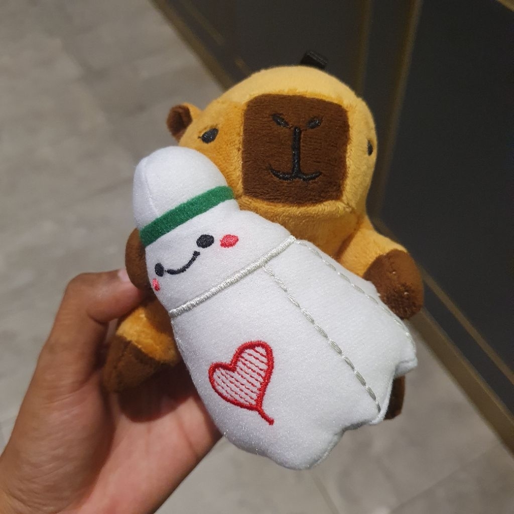 Boneka Capybara Kopi Kenangan Badminton