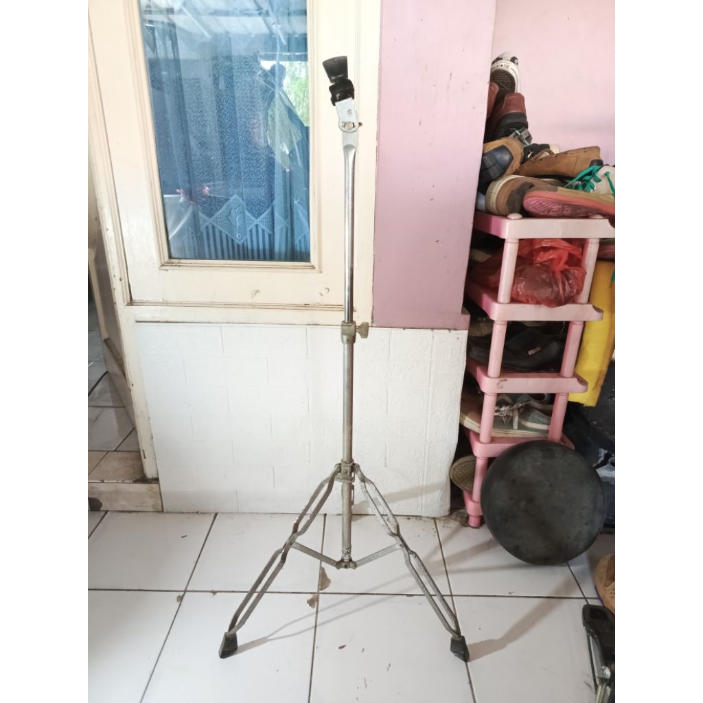 Stand cymbal drum rolling