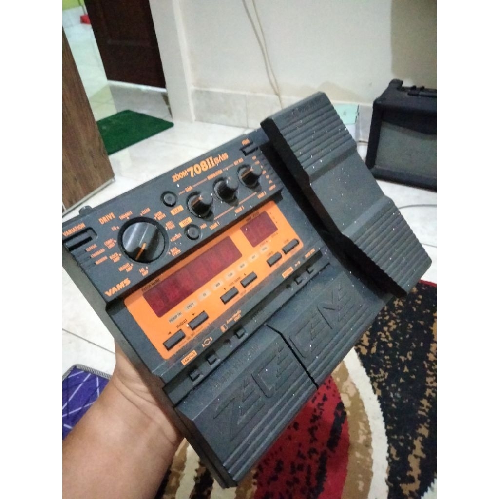 Efek Bass Zoom 708ii