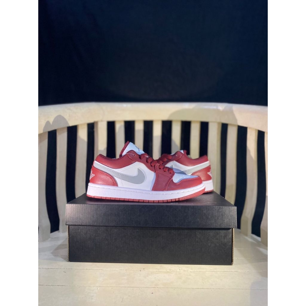 Sepatu sneaker pria wanita yunisex jordan low marun silver