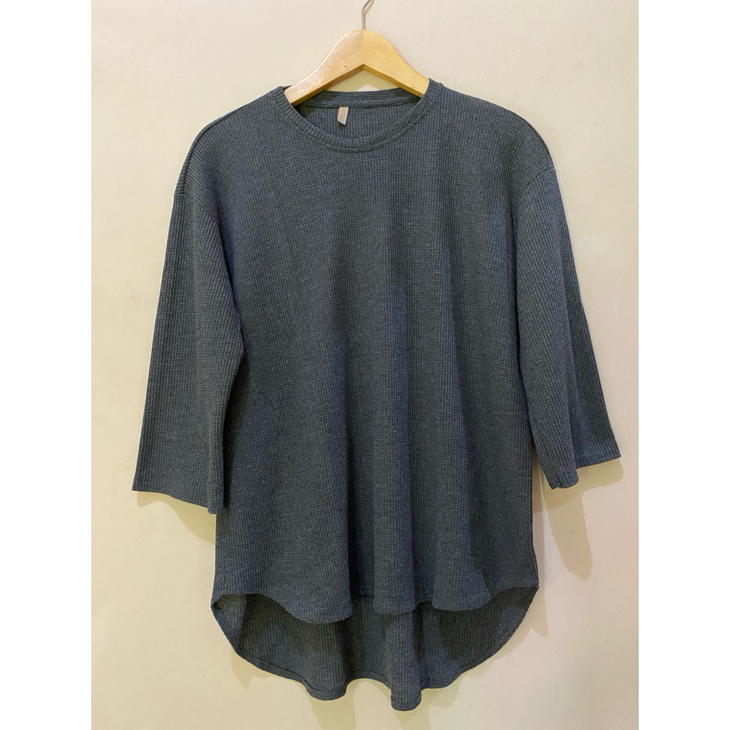 kaos wanita abu abu belakang panjang