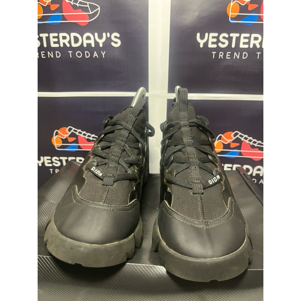 Sepatu Dior