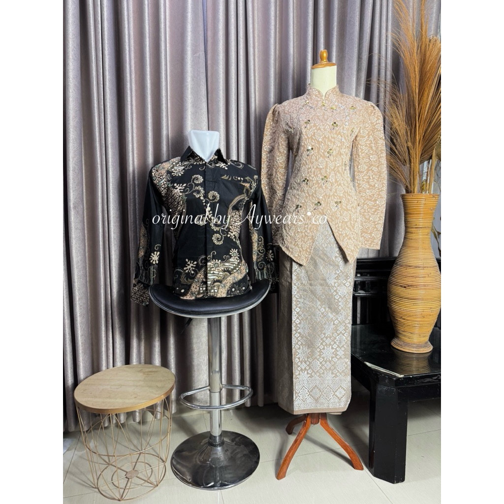 Aywears• set couple Kebaya janggan Luna fukuro cream dan kemeja batik pria seragaman