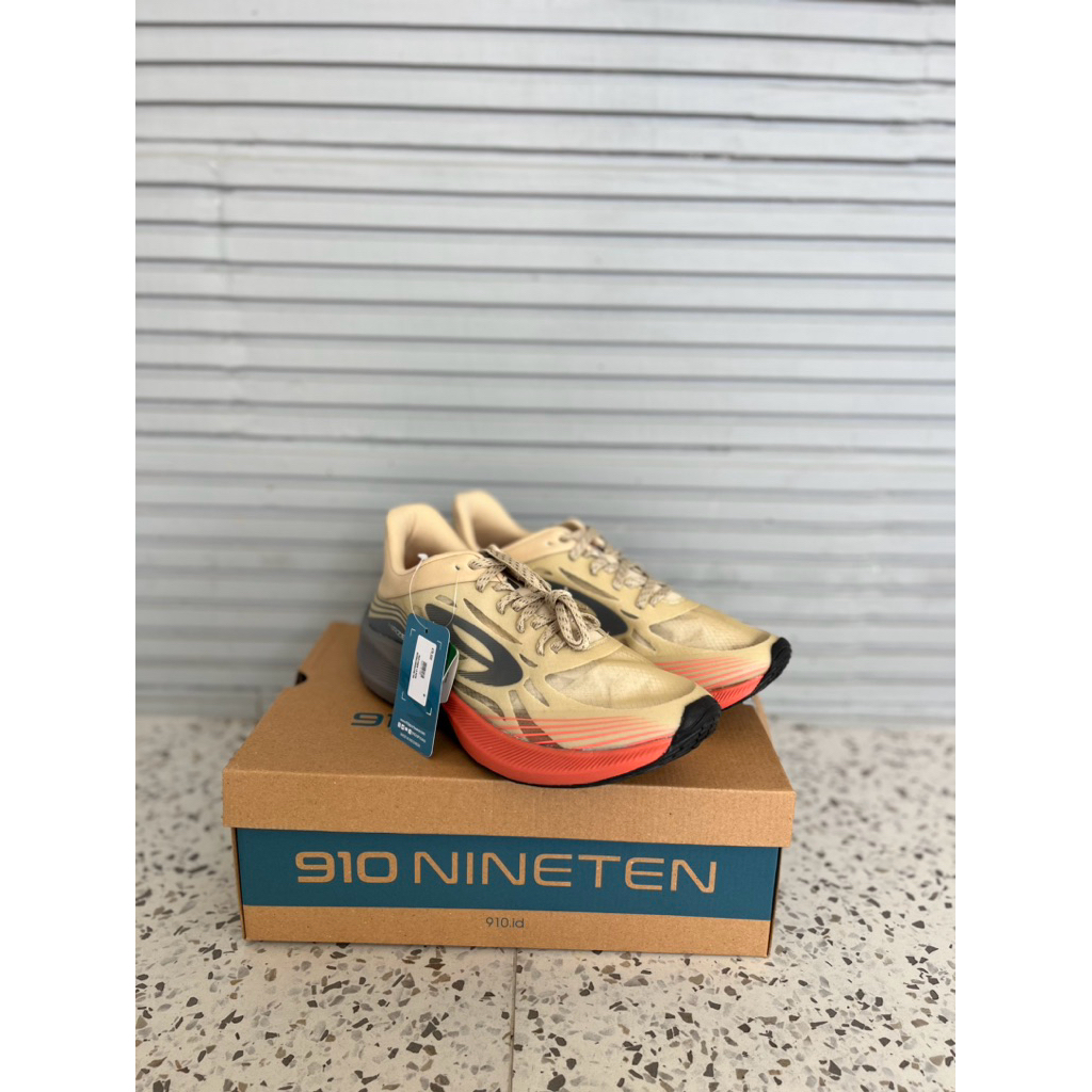 Sepatu lari 910