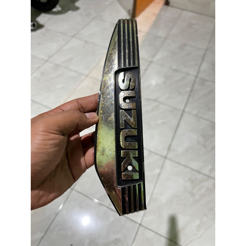 Emblem tangki suzuki suzuki rc 100 deluxe