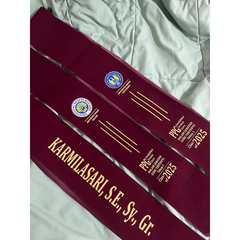 (Bludru) Selempang Wisuda Leher Sablon