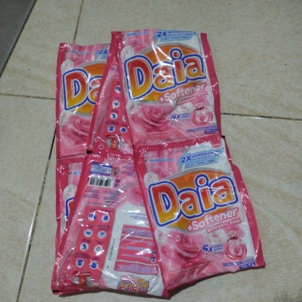 Deterjen Bubuk Pembersih Pakaian DAIA Romantic Pink - 1 renteng (6 pcs)