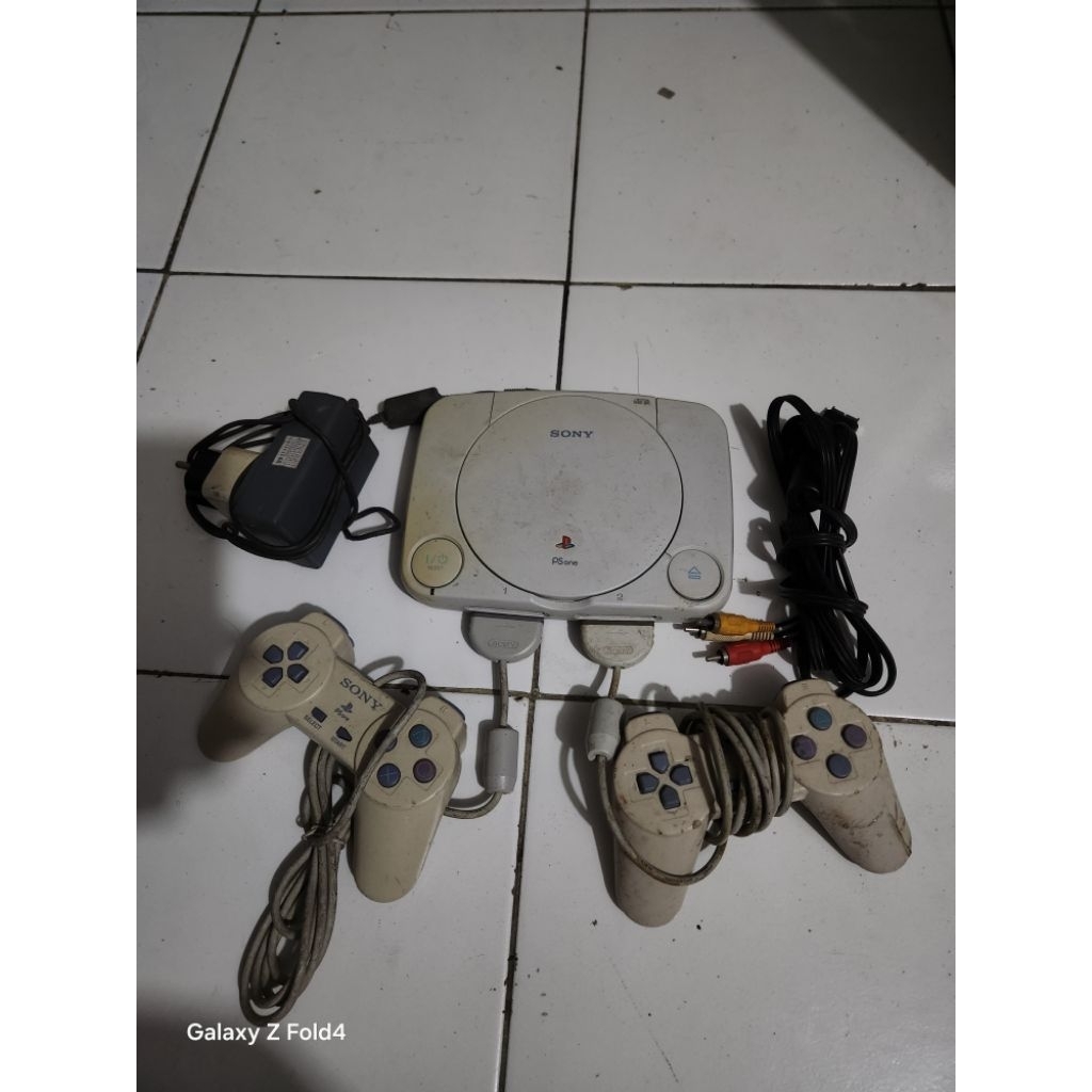 bismillah jual ps one kndsi nyala tampi gambar normall di tv optik rusak stik jga rusak lengkap adap