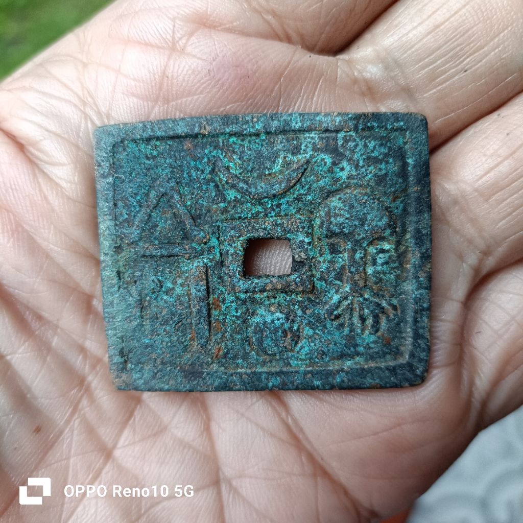 Koin gobog wayang bentuk kotak era majapahit