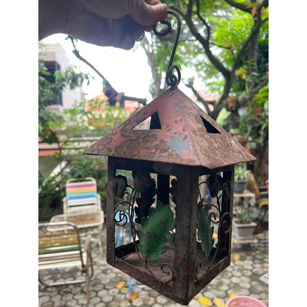 Tempat Lilin Gantung Unik Lawasan Bentuk Lentera Motif Tanaman Empat Sisi Bahan Seng Plat Besi