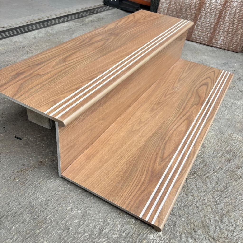 Granit anak tangga kombinasi motif kayu doff + putih polos glosy ukuran 32x200+20x200 sambungan