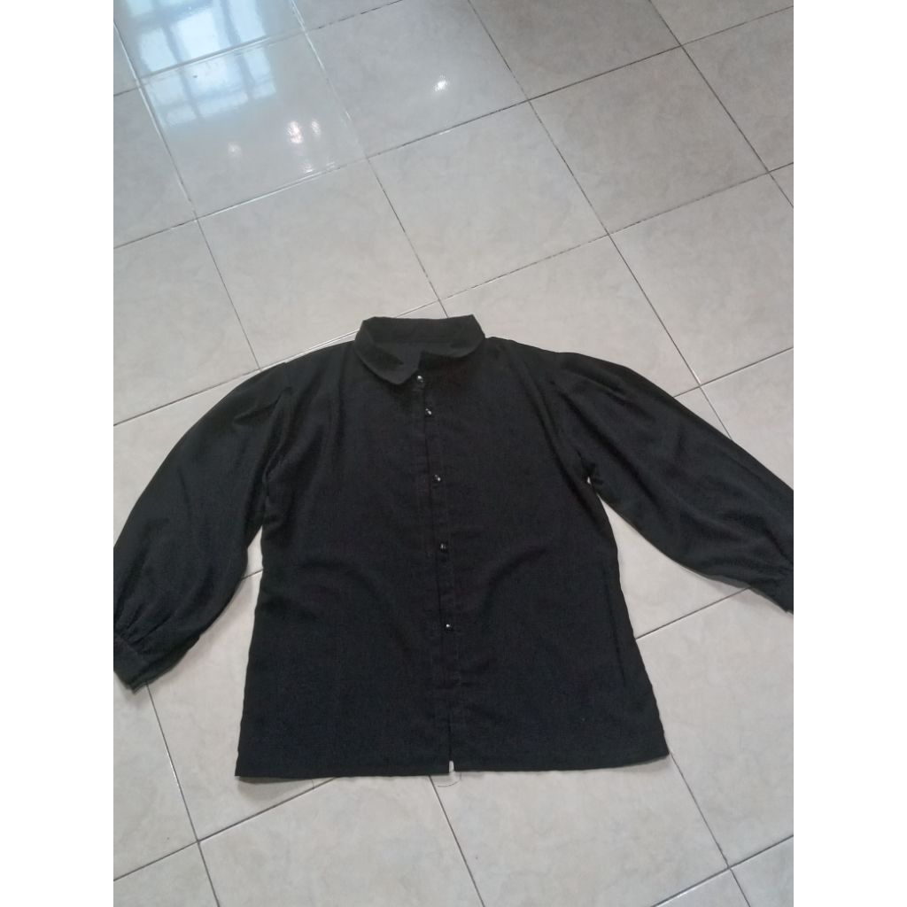Kemeja Wanita Hitam Polos Lengan Balon Panjang