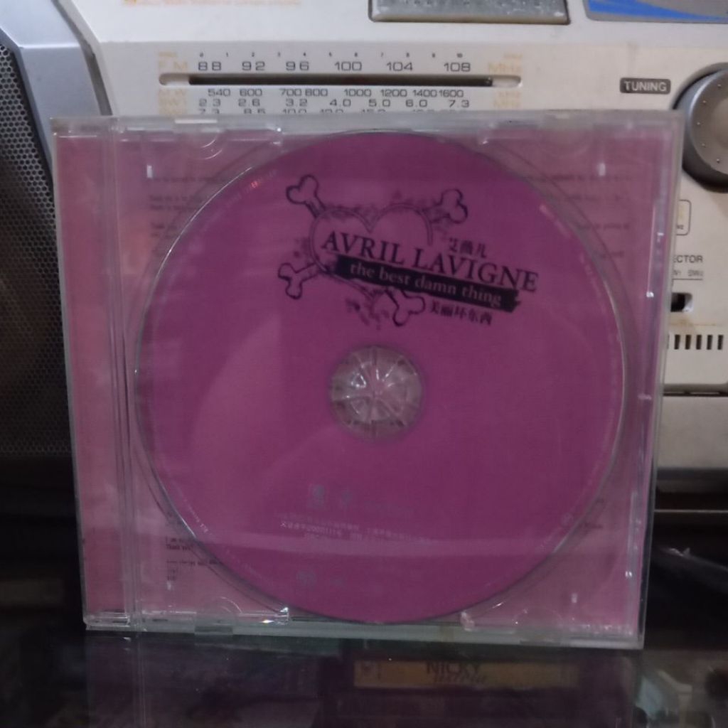 cd Avril Lavigne the best damn thing (no front Cover)