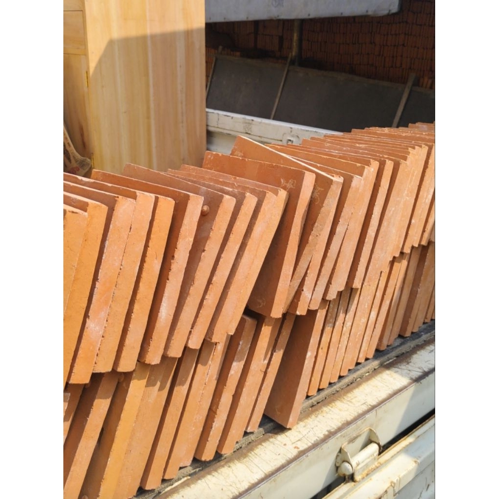 tegel lantai teraccota