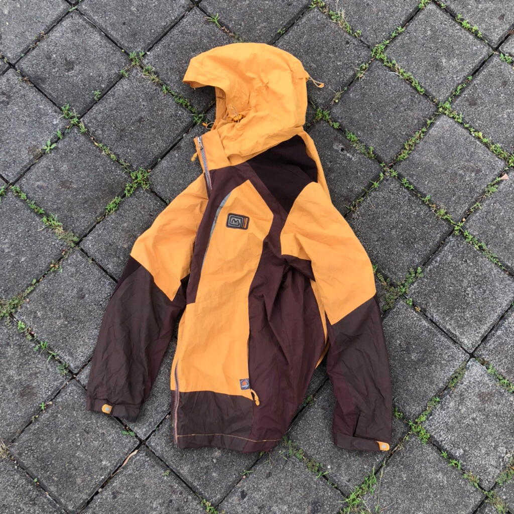 outdoor Mountia gorpcore waterproof preloved not arcteryx