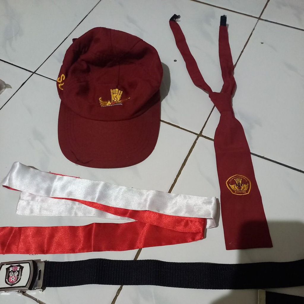 PRELOVED paket topi dasi merah putih dasi pramuka dan ikat pinggang SD