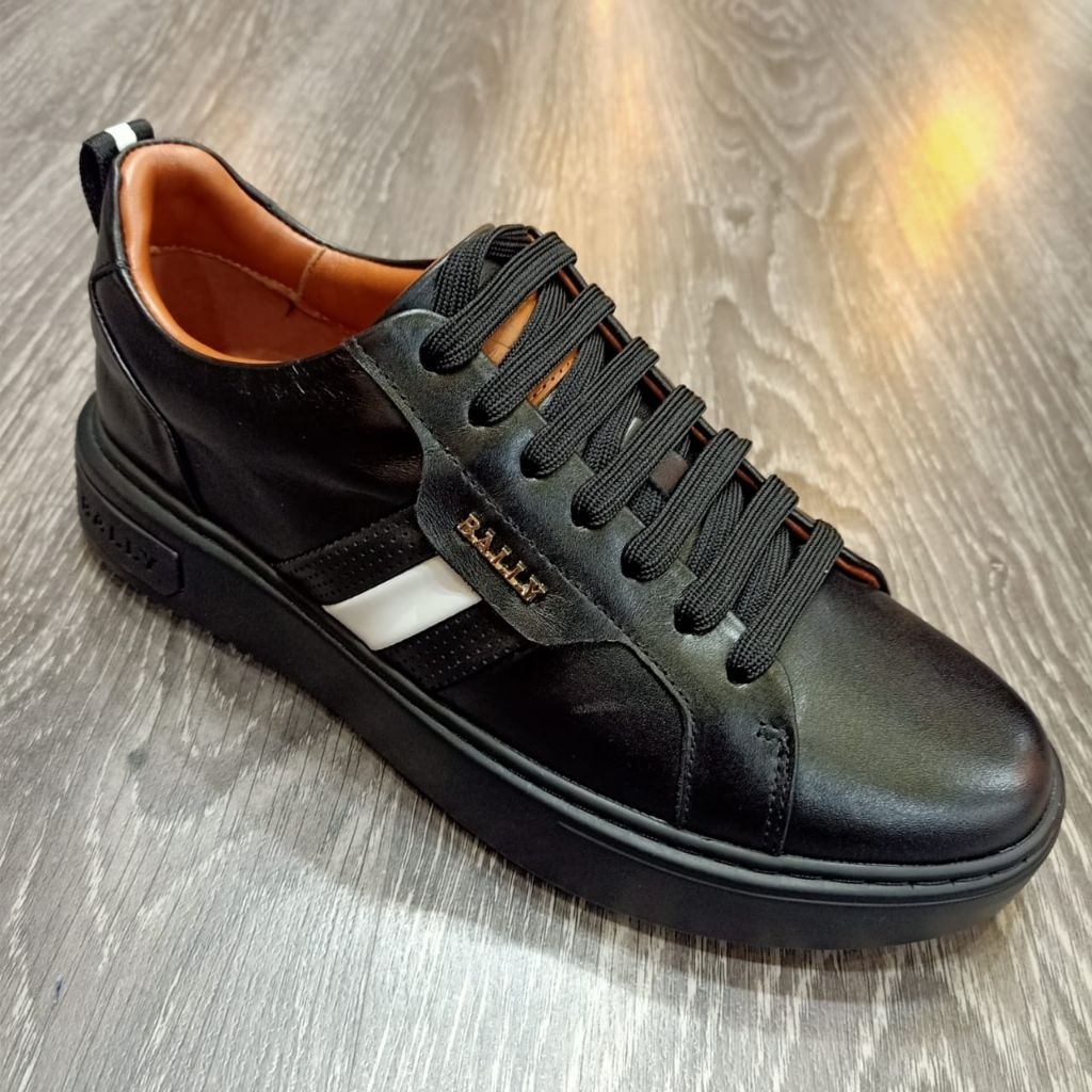 Sepatu Sneakers pria Bally hitam putih seperti sneaker pria kulit
