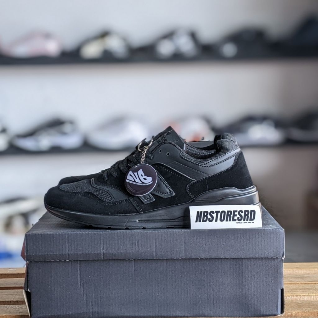 Sepatu 997 Full Black