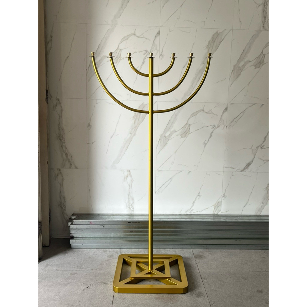 KAKI DIAN EMAS BESAR GEREJA