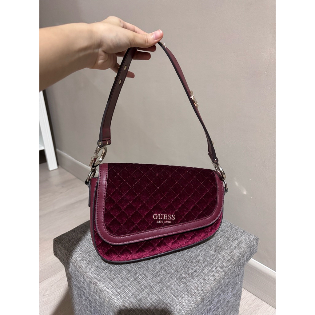 [PRELOVED]GUESS G DREAM VELVET FLAP SLING BAG TAS SELEMPANG