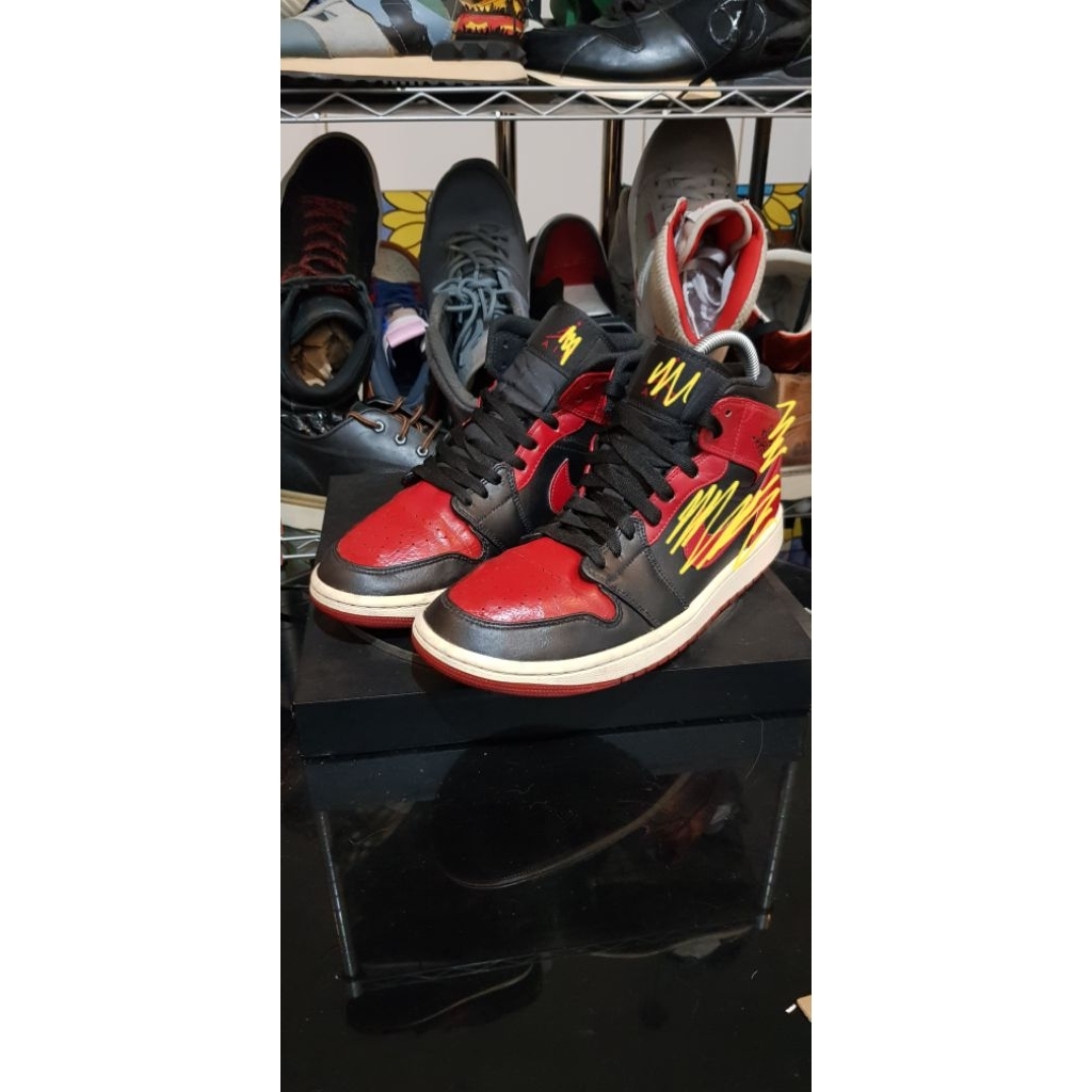 Naiki jordy 1 Mid leather black gym red white size 42 (Upc tembus)