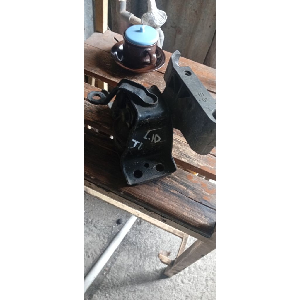 engine mounting livina