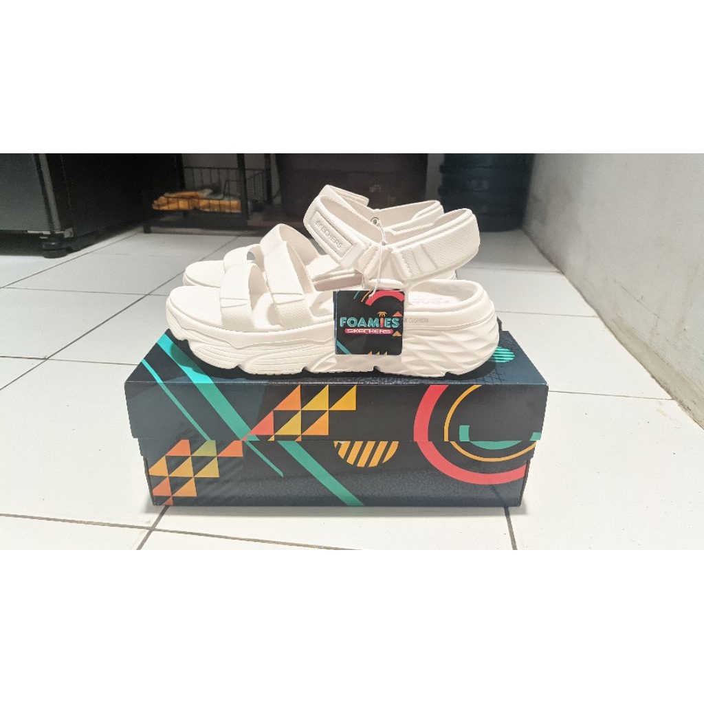Sepatu sandal Skechers wanita