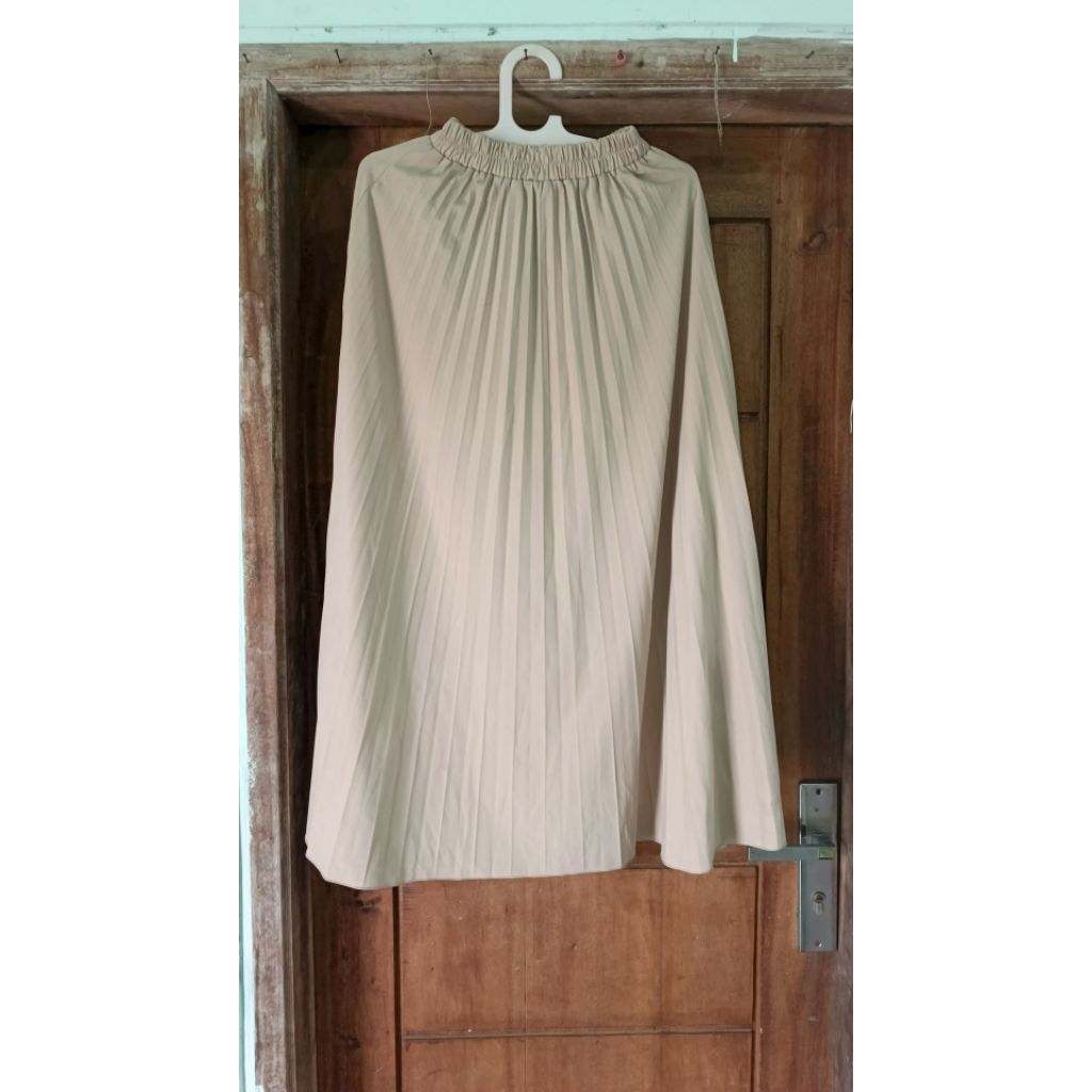 Preloved Rok plisket wanita warna cream/Panjang Rok 92cm