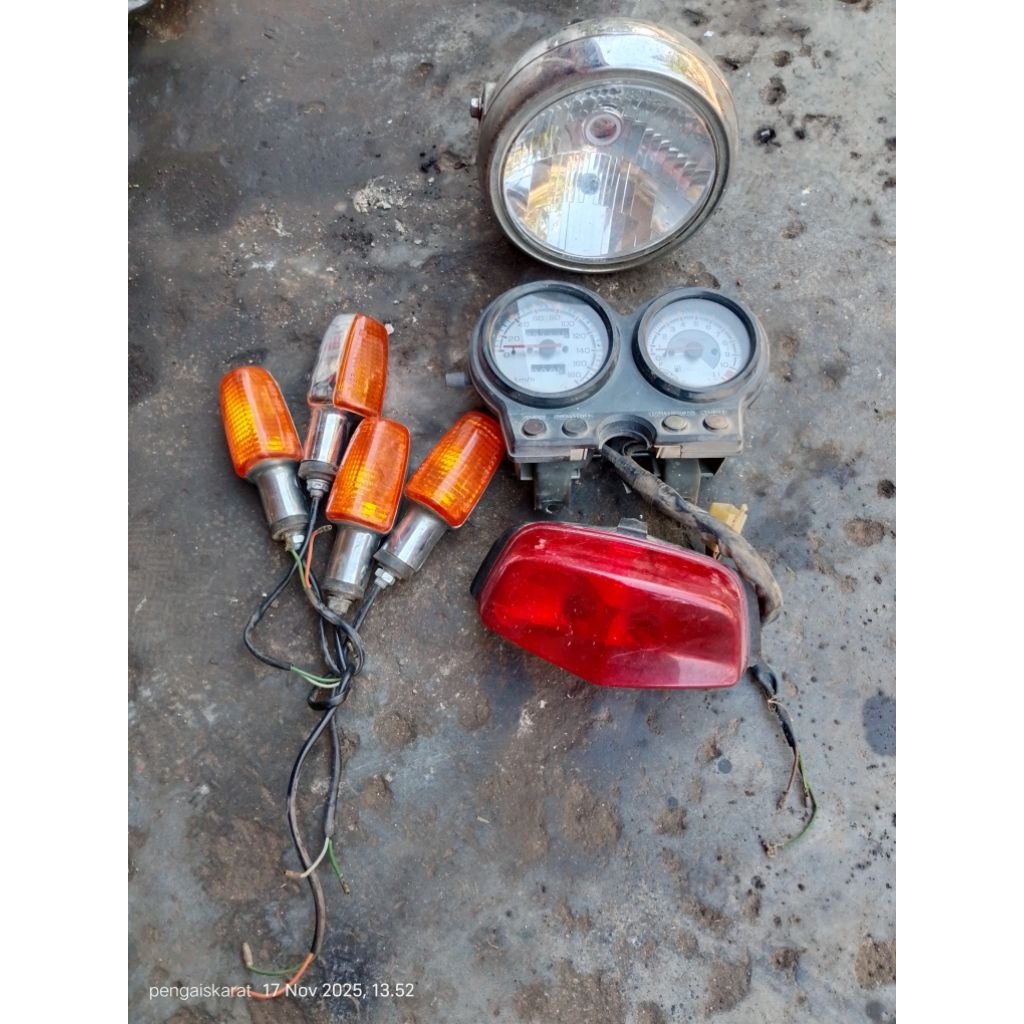 dijual sepaket lampu depan tiger lama sein tiger lama lampu belakang tiger lama speedometer tiger la