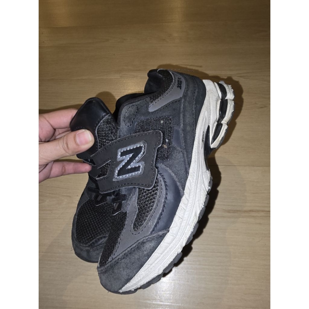 Preloved Sepatu Anak New Balance 2002r Unisex