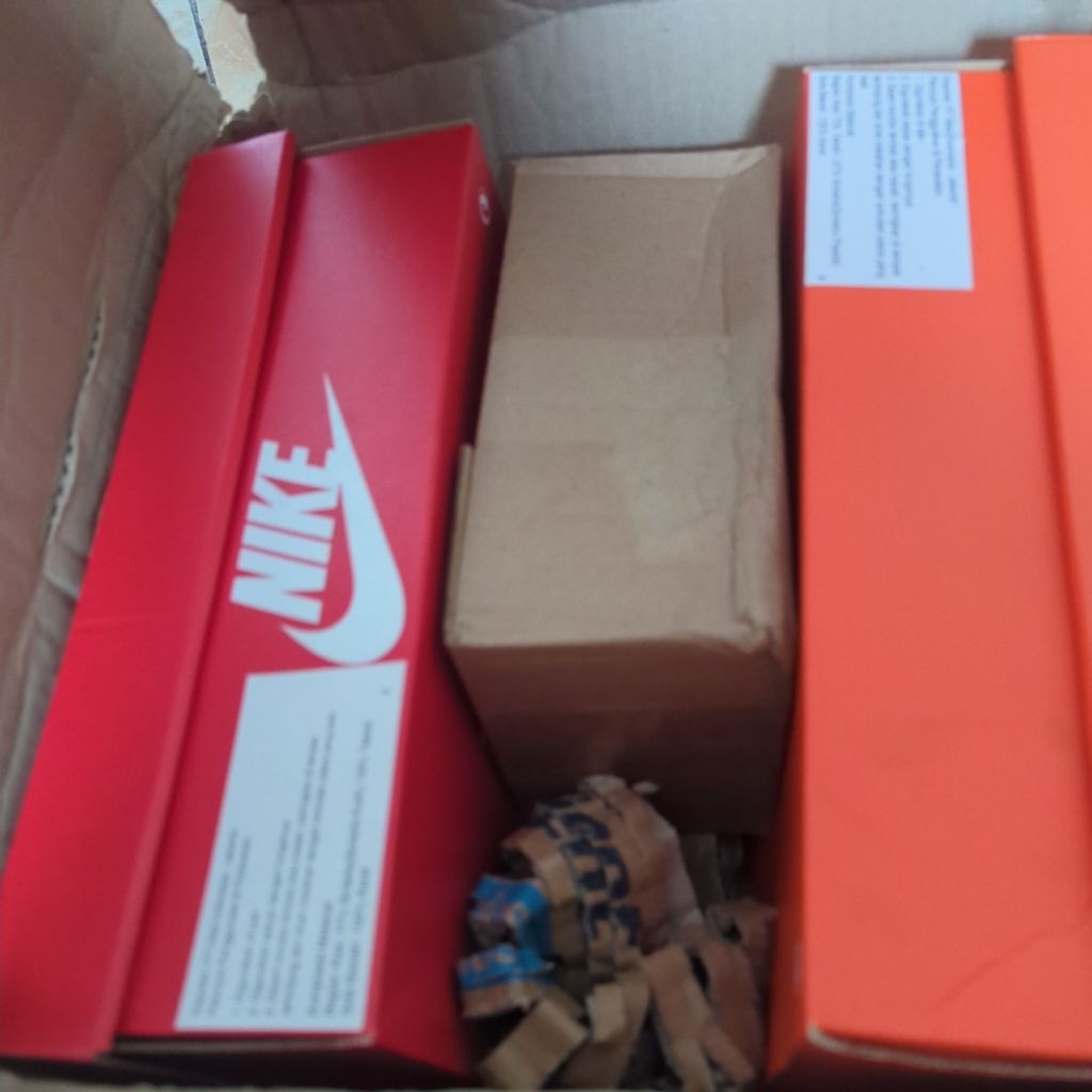 Box sepatu Nike
