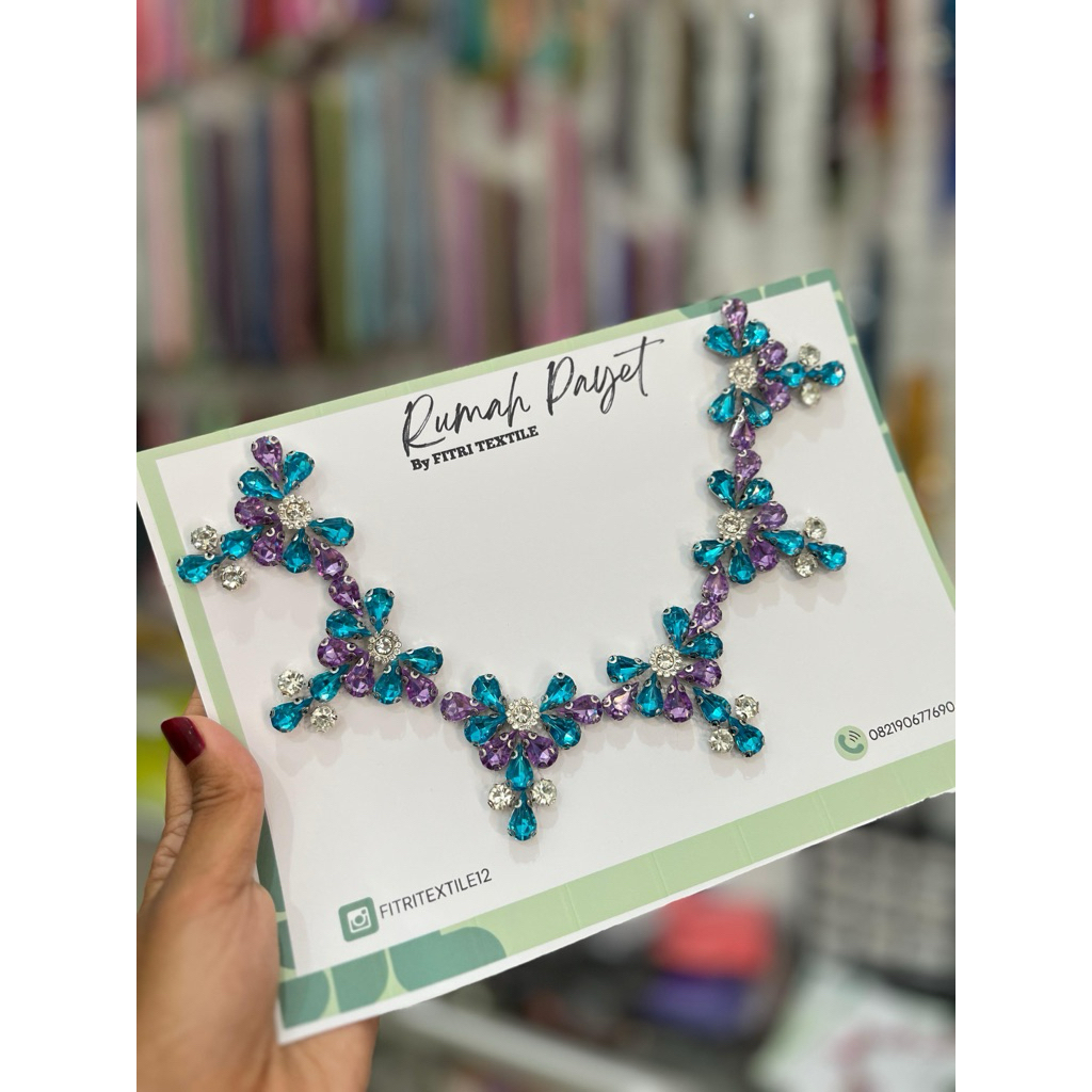 Payet rangkai leher baju kebaya