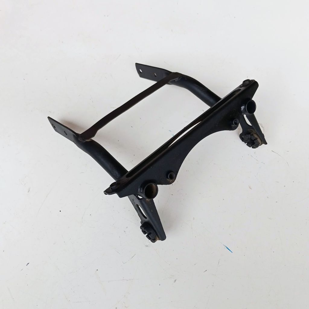 BREKET DUDUKAN SPAKBOR SEIN BELAKANG SCOOPY  KARBU KYT ORI COPOTAN MOTOR