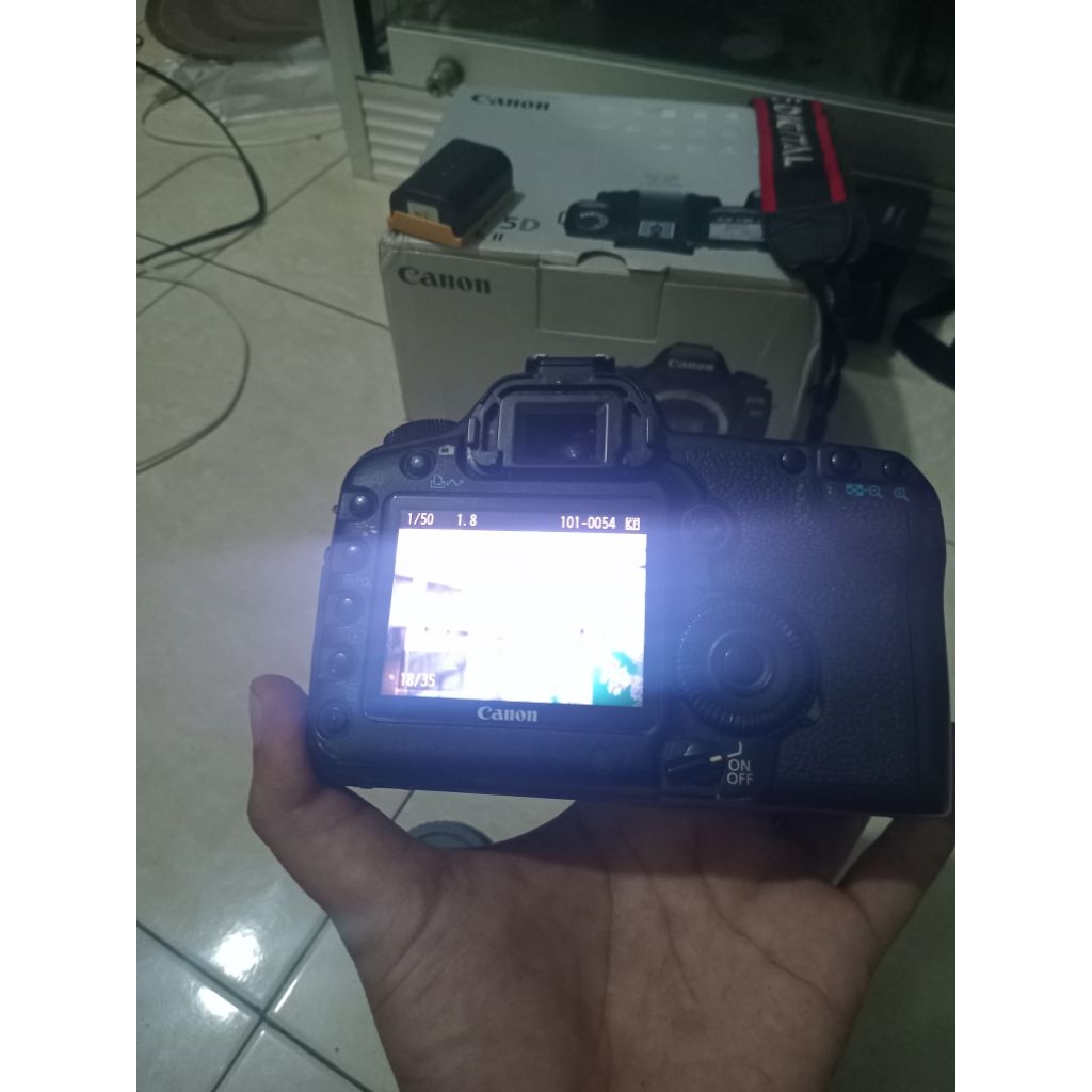 Canon 5D Mark II + Lensa 35+80mm