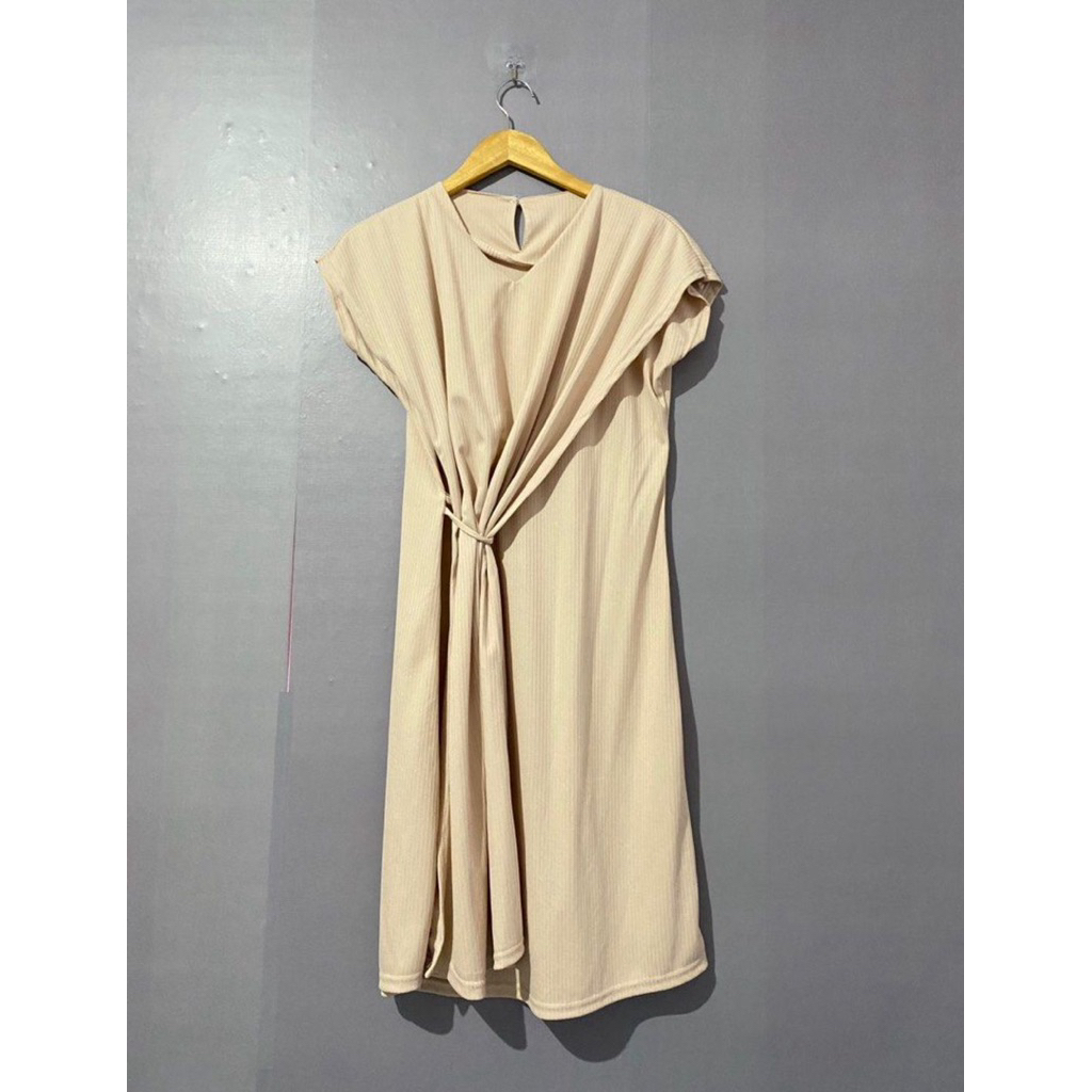 Gaun atau Dress berpotongan longgar.