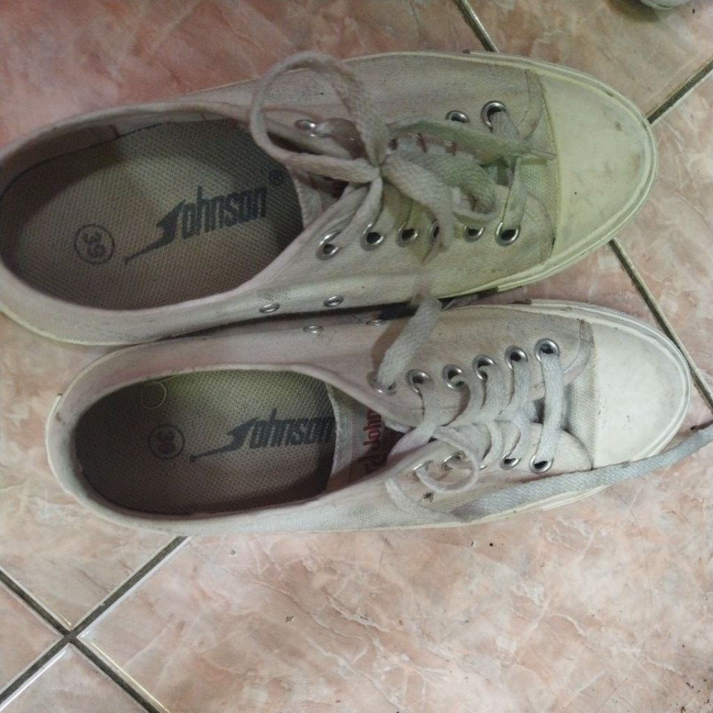 sepatu johnson