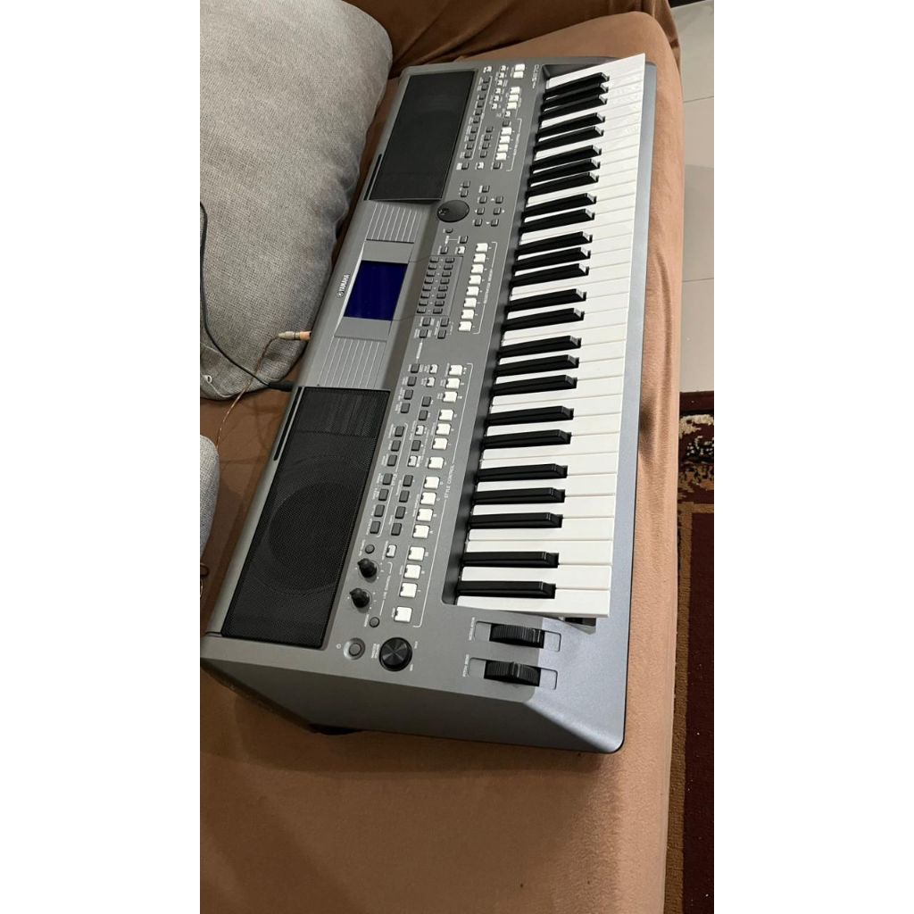 Yamaha PSR - S 670 bekas