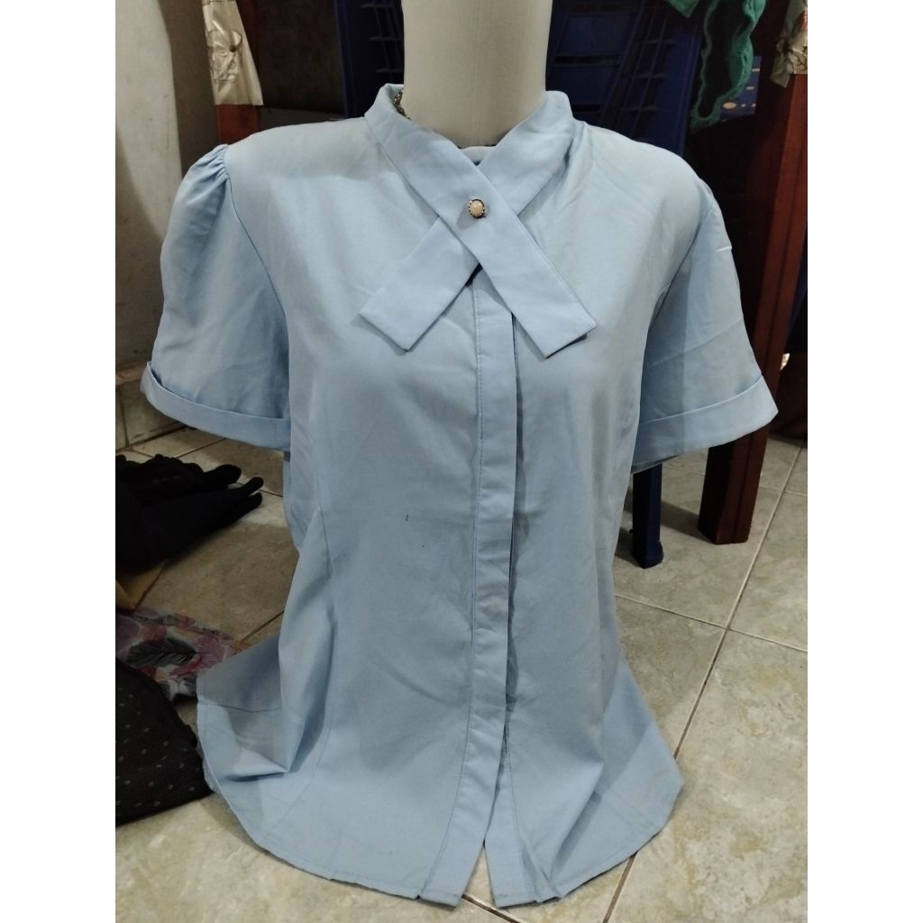 Kemeja atau Blouse Blue ice wanita, LD: 80-97, PJ: 61.