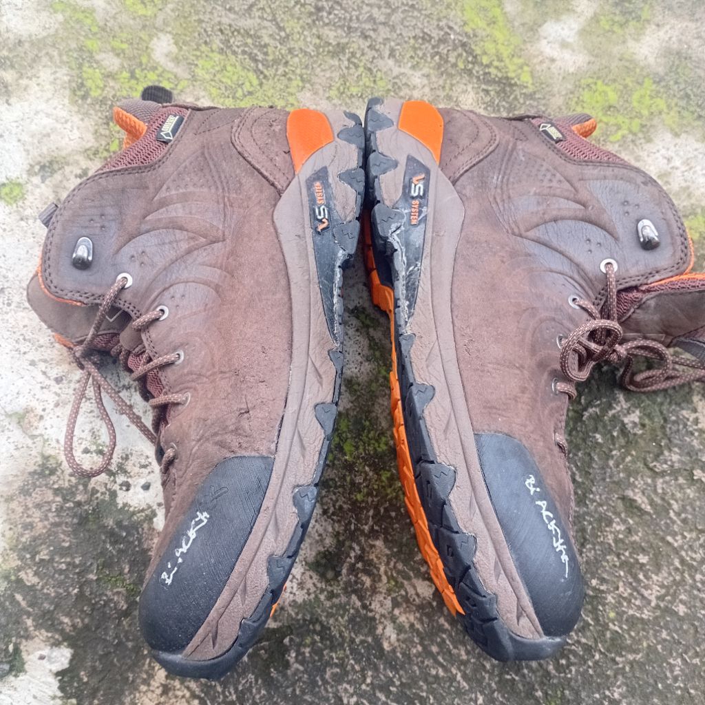 Sepatu Gunung BlackYak Kulit Goretex
