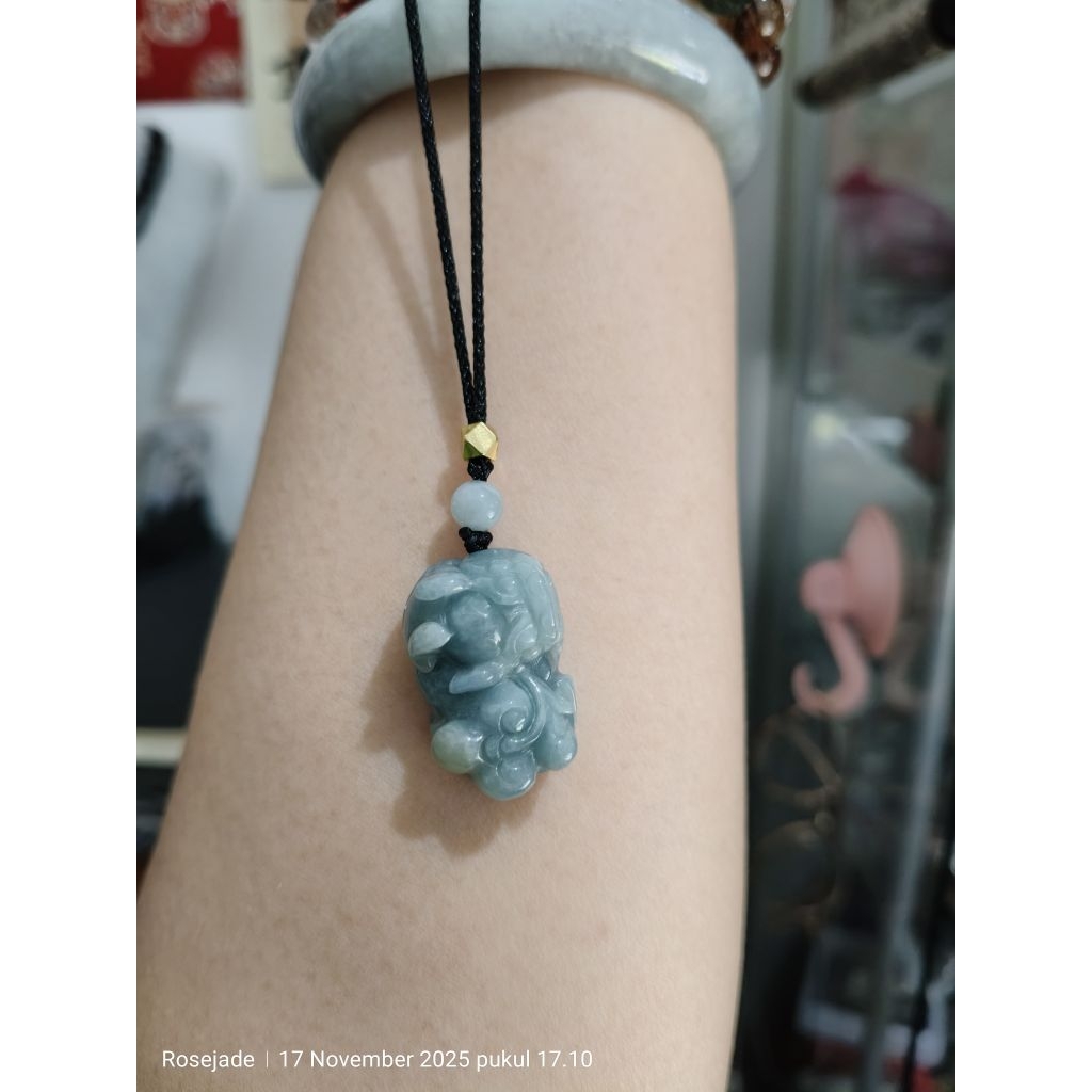 Kalung Liontin Giok Burma ukir Pixiu keberuntungan bersertifikat