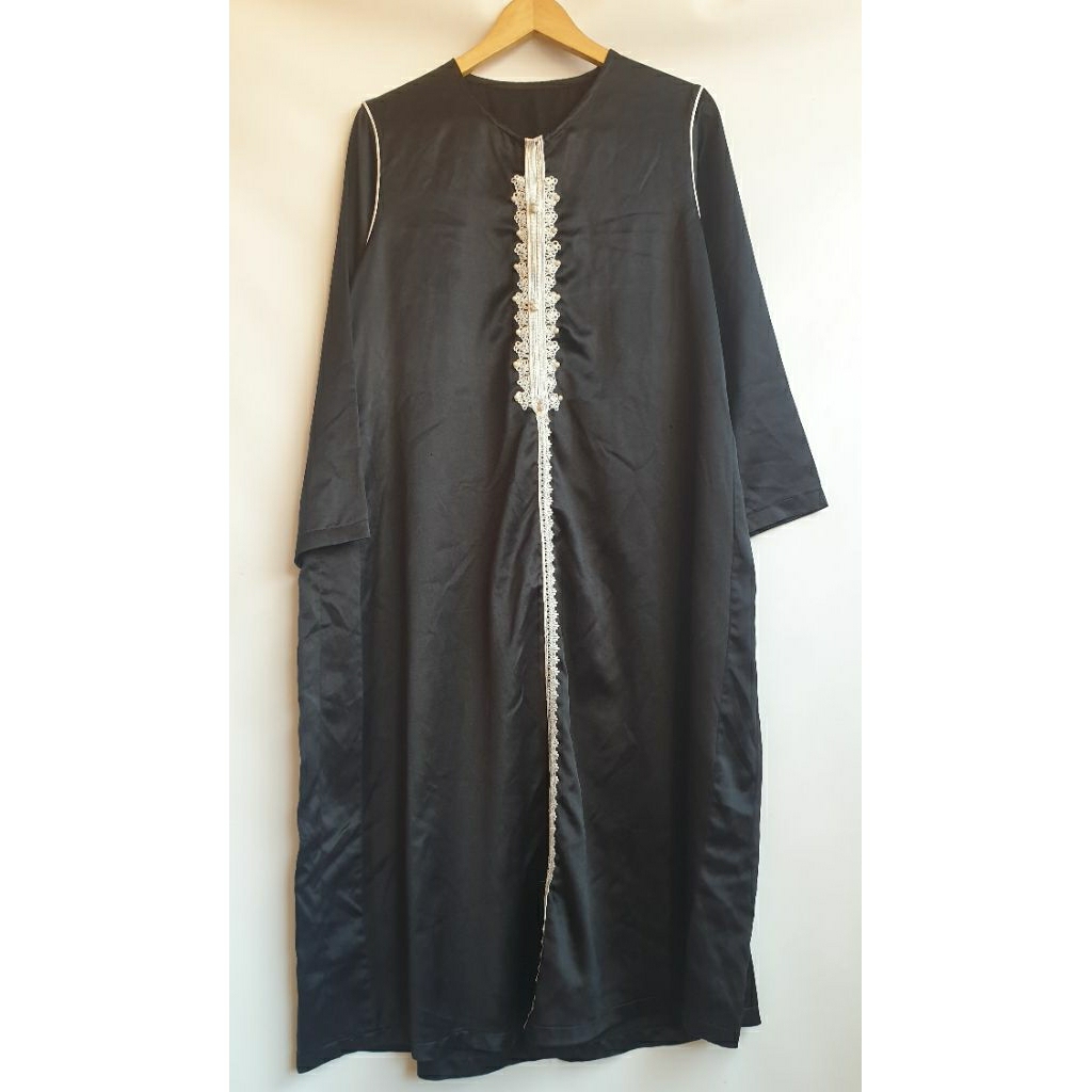Abaya Hitam Tunik ​Long Dress Hitam Satin Renda Putih Eksklusif Gamis Pesta Black & White Kontras Li