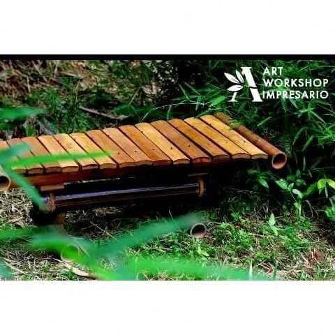 Saron Awi (Saron Bambu) duduk