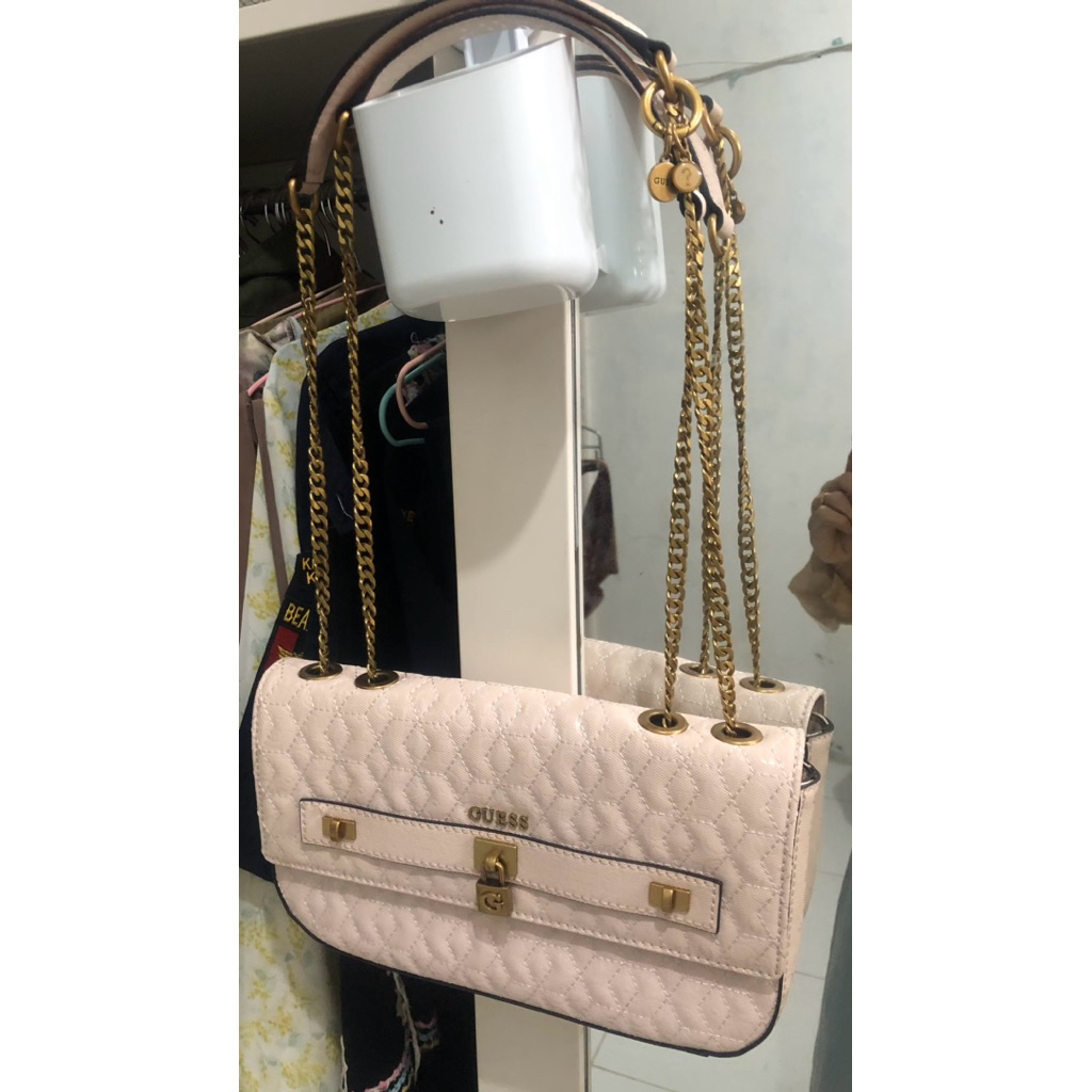 tas sling rantai guess pink orai