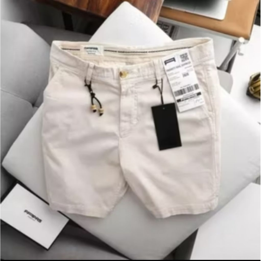 Celana chinos warna putih