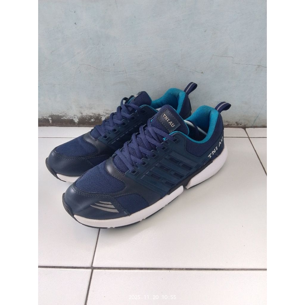 Sepatu olahraga lari jalan Oraum jatah TNI AU