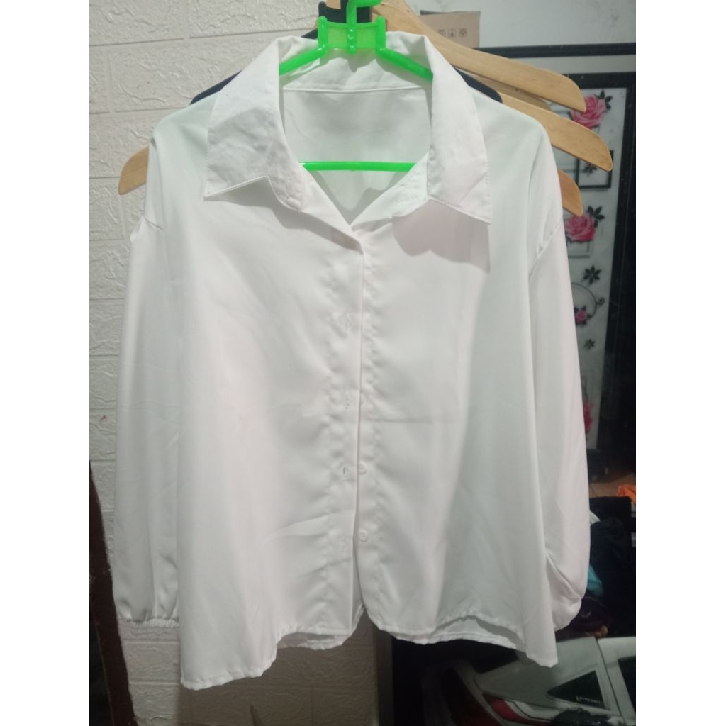 kemeja crop putih