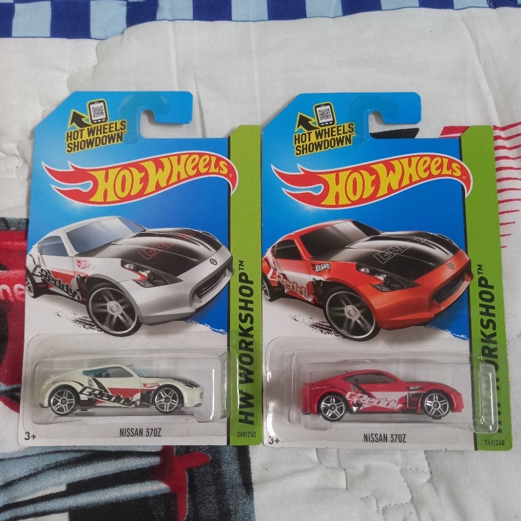 Hot Wheels 2014 Nissan 370 Z Warna putih dan merah
